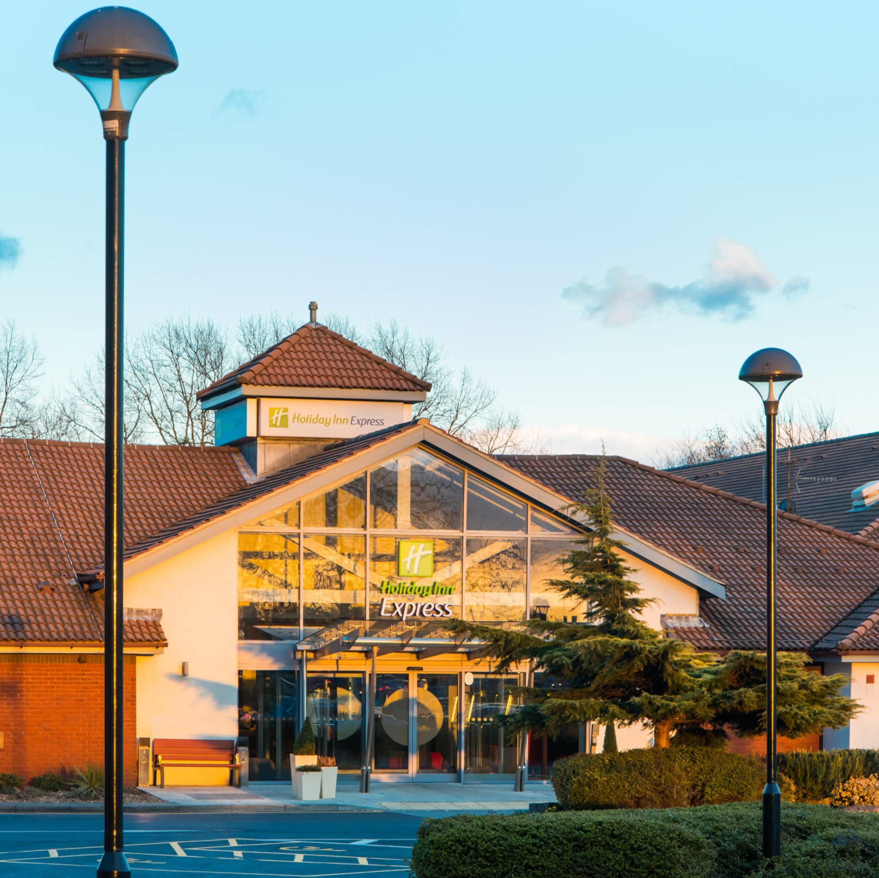 Tamlite Holiday Inn Express Portsmouth North building exterior PLAZA LED lighting